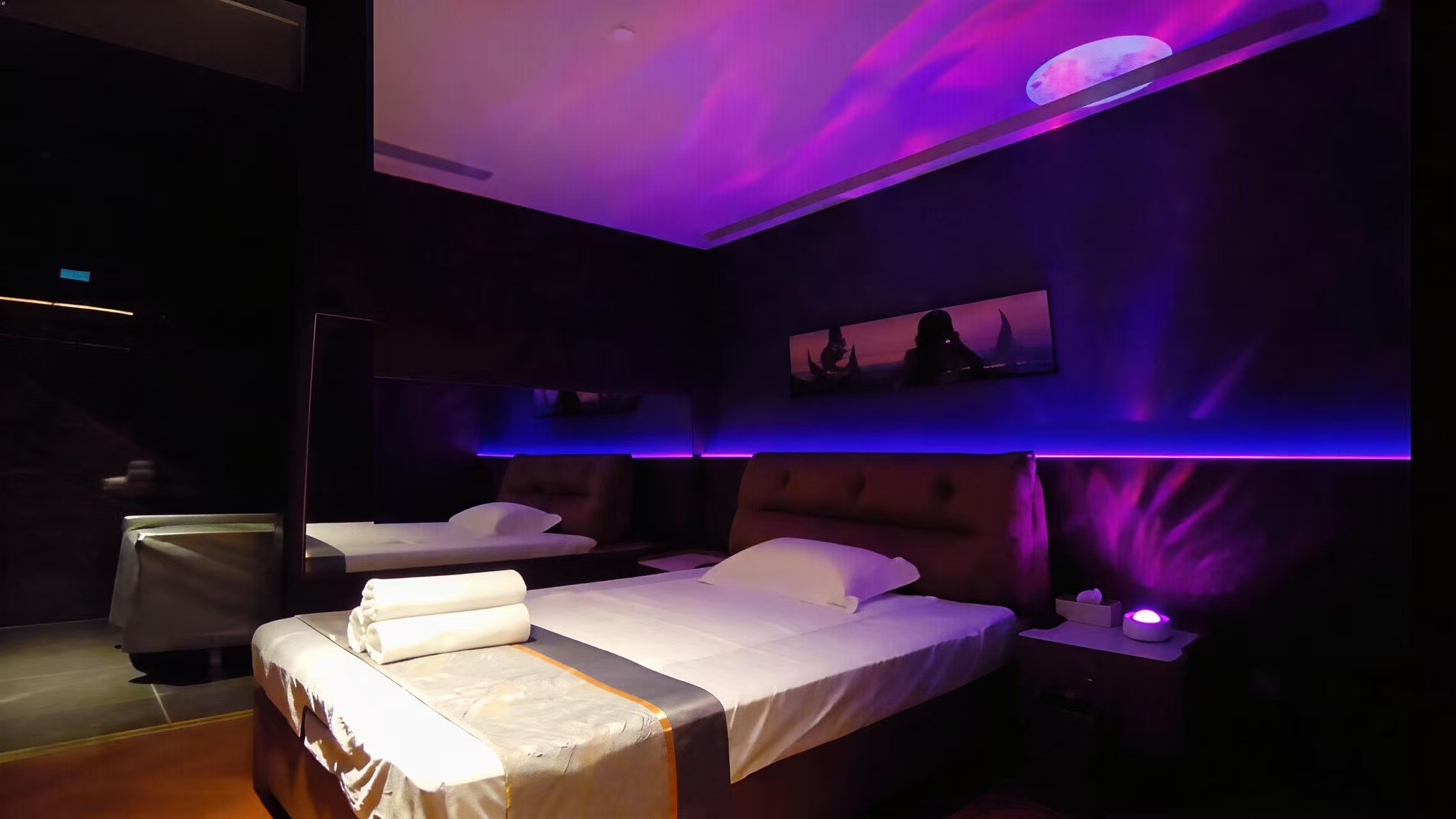 Purple-blue ambient room with soft lighting for an immersive experience