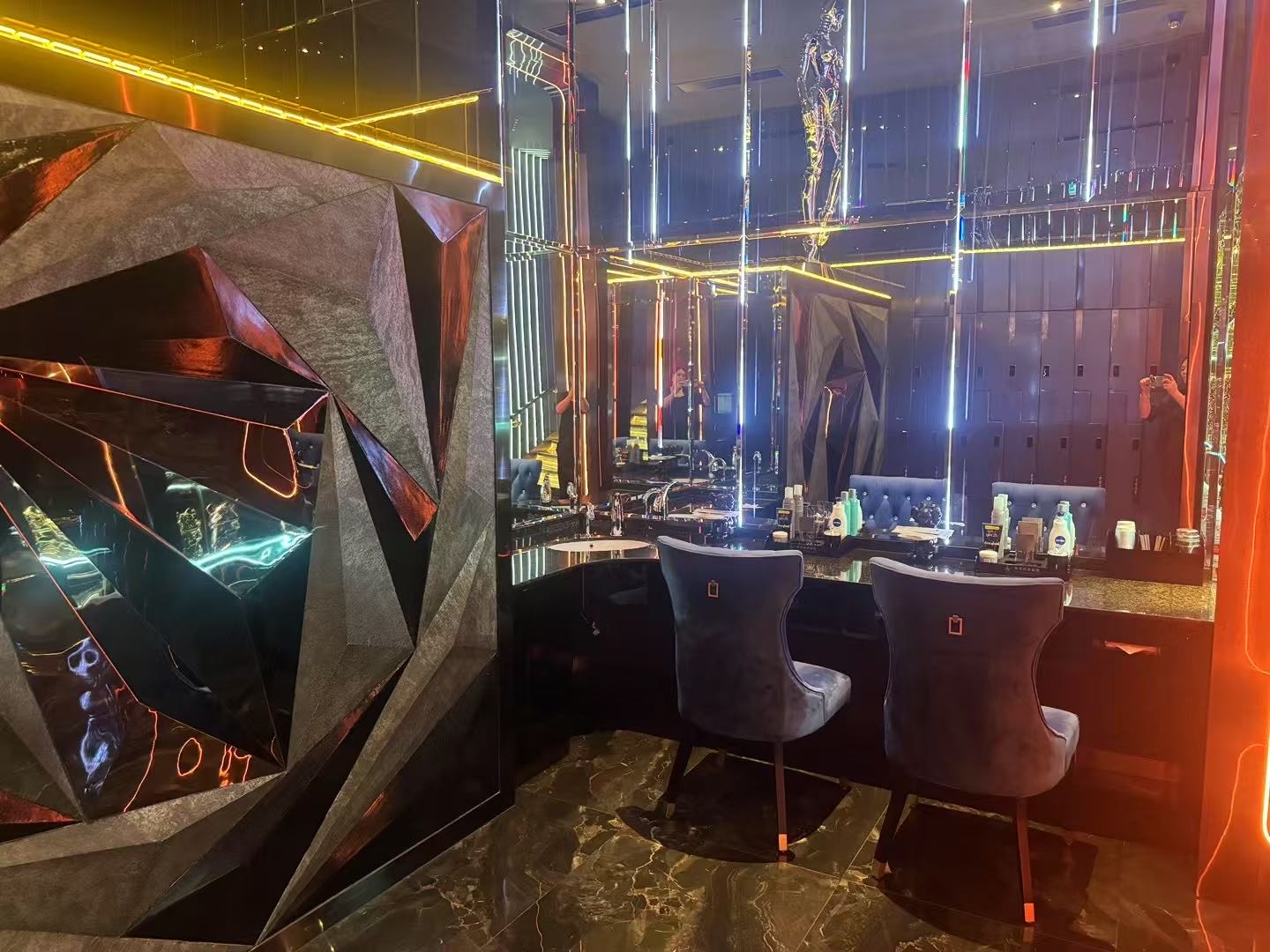 豪華更衣設施，為您的刺激體驗做好準備！