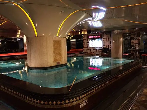 豪華淋浴設施，享受美女貼身服務！