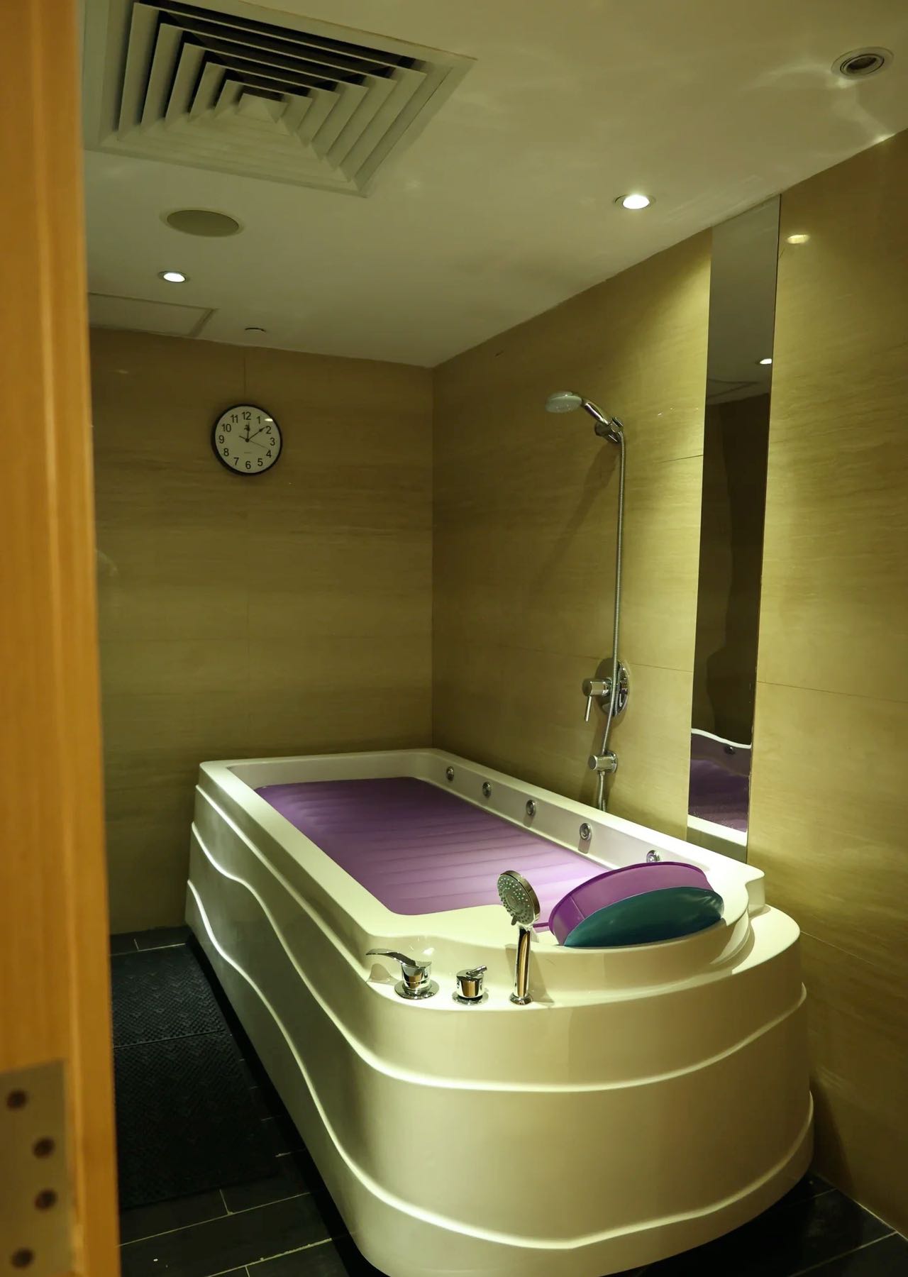 特殊淋浴體驗，雙人共浴的刺激時刻！