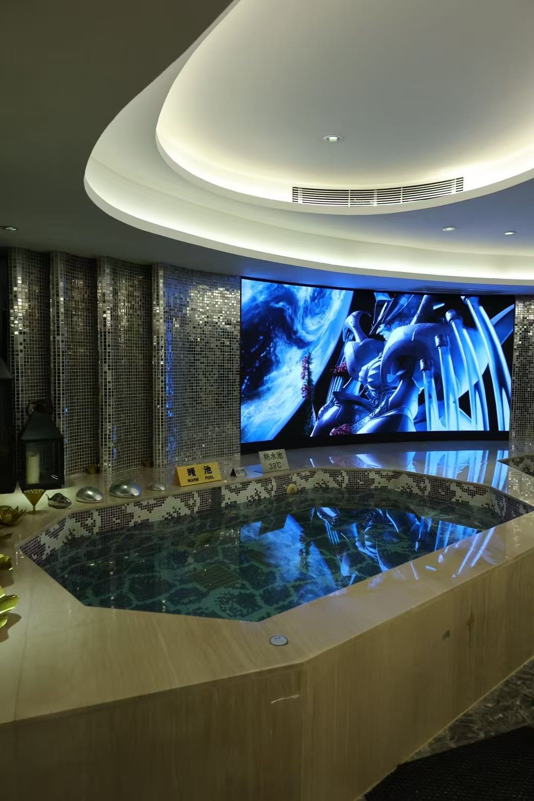 舒適浴缸環境，與美女共浴的浪漫時刻！